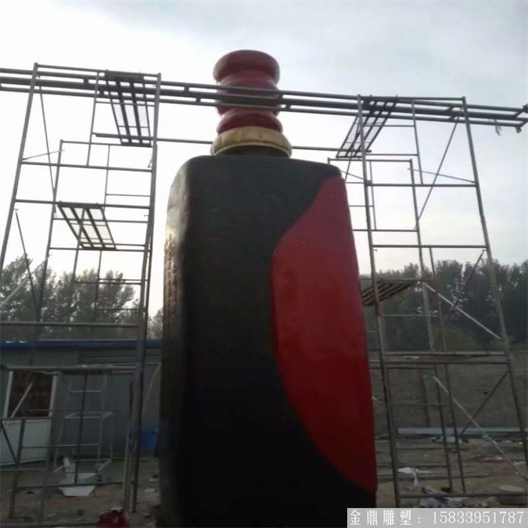 玻璃鋼大型酒瓶雕塑，酒廠(chǎng)仿真酒瓶雕塑定制6