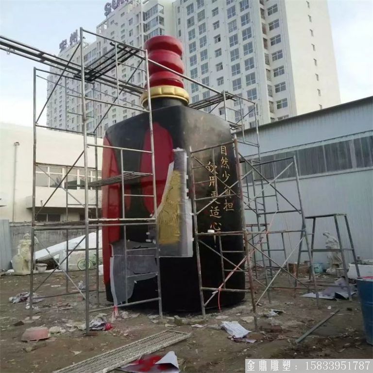 玻璃鋼大型酒瓶雕塑，酒廠(chǎng)仿真酒瓶雕塑定制1