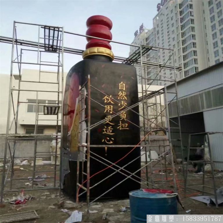 玻璃鋼大型酒瓶雕塑，酒廠(chǎng)仿真酒瓶雕塑定制3